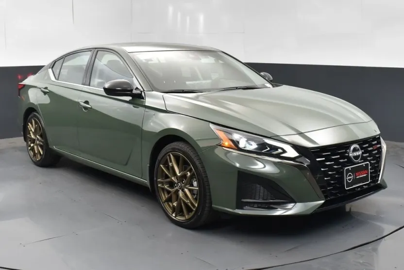 2025 Nissan Altima SR photo 1