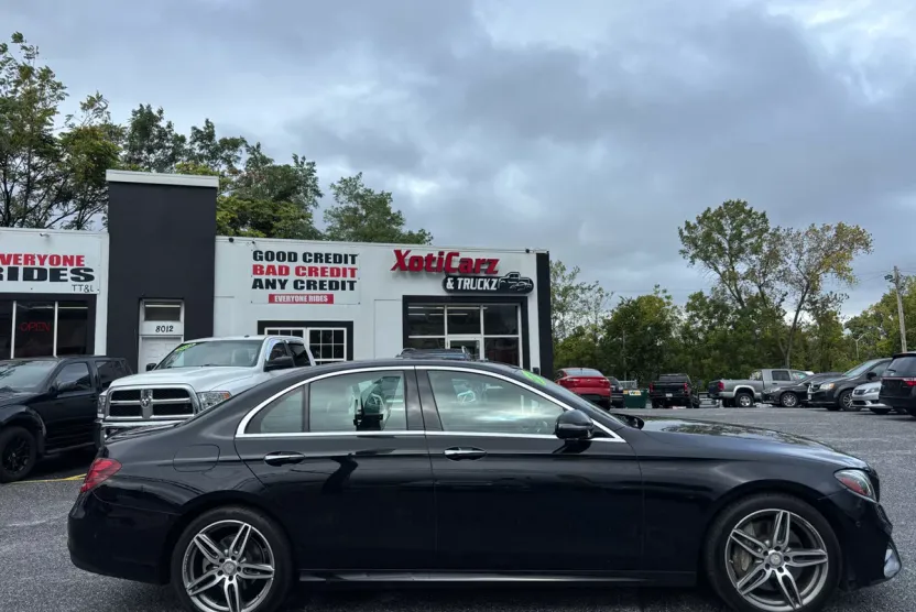 2017 Mercedes Benz E 300 4MATIC Sedan photo 1