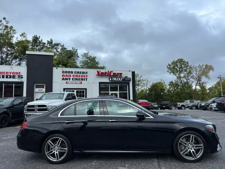 2017 Mercedes Benz E 300 4MATIC Sedan photo 1