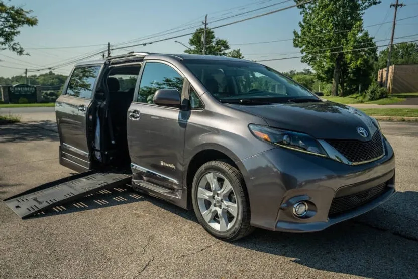 2015 Toyota Sienna photo 1