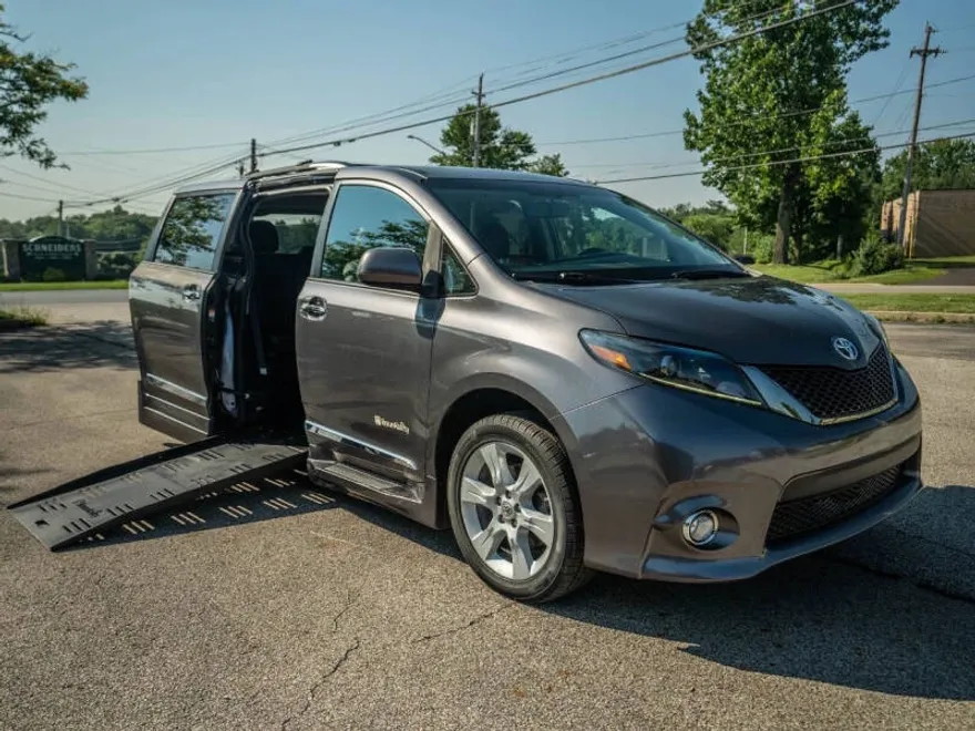 2015 Toyota Sienna photo 1