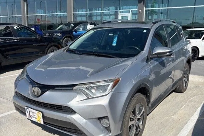 2017 Toyota RAV4 XLE photo 1