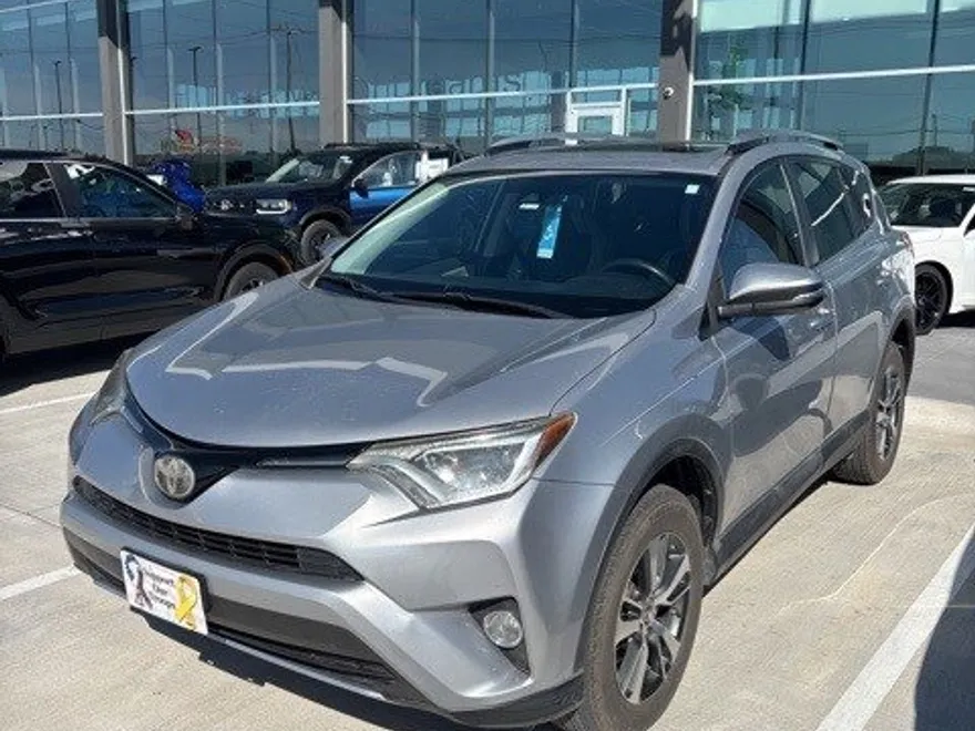 2017 Toyota RAV4 XLE photo 1