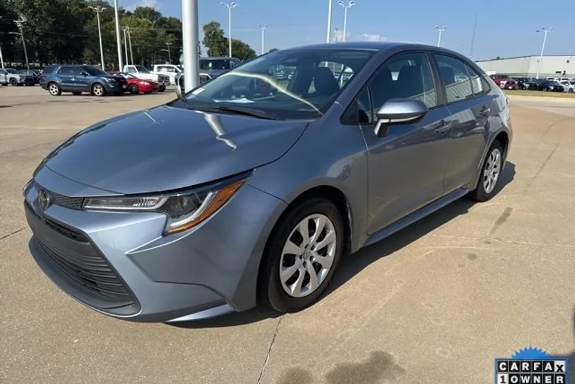 2023 Toyota Corolla LE photo 1