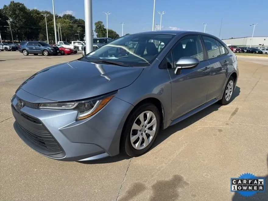 2023 Toyota Corolla LE photo 1
