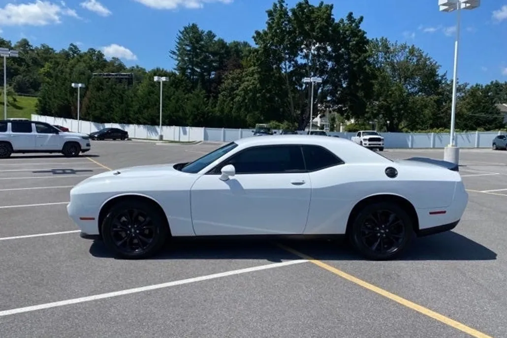2021 Dodge Challenger SXT AWD photo 1