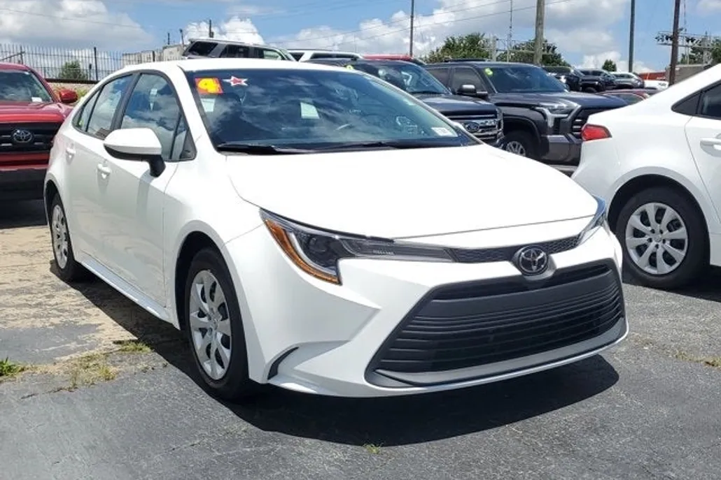 2024 Toyota Corolla LE photo 1