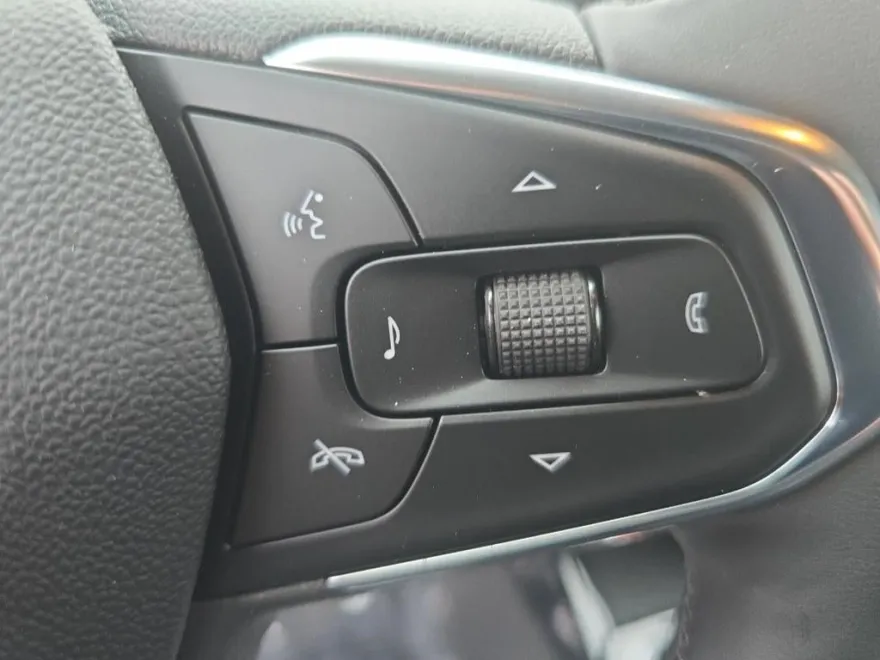 2025 Chevrolet Trax LT photo 14