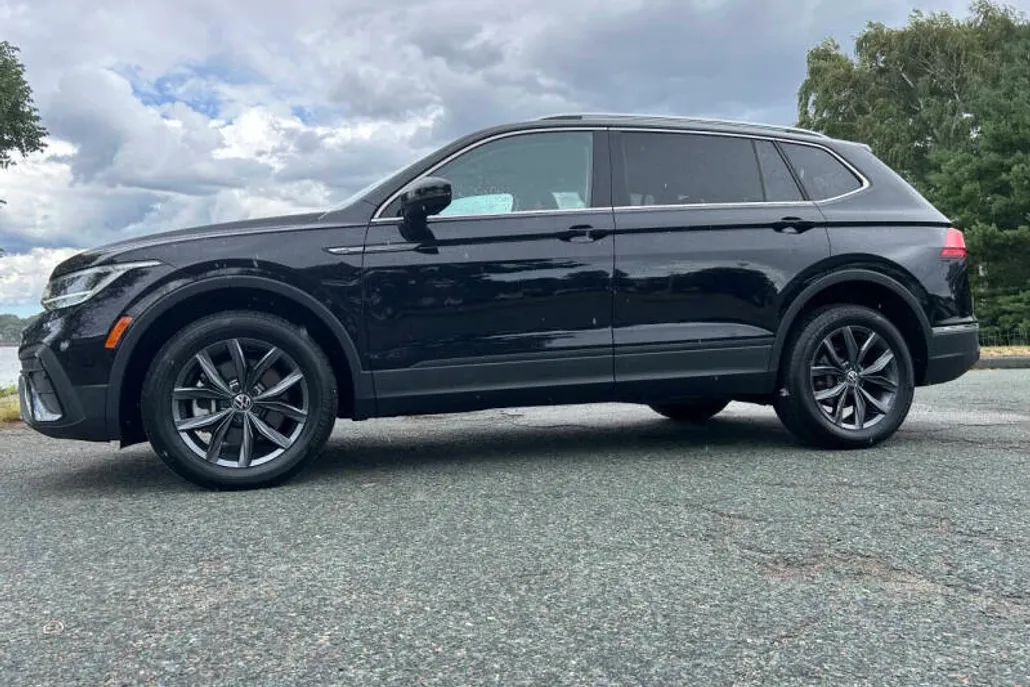 2022 Volkswagen Tiguan SE photo 1