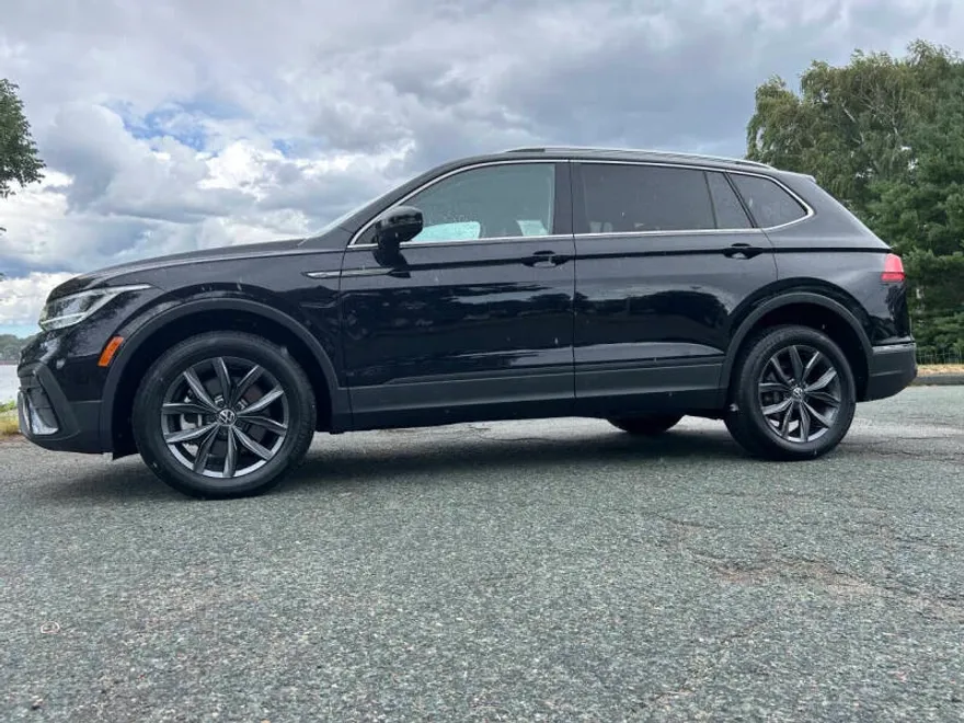 2022 Volkswagen Tiguan SE photo 1