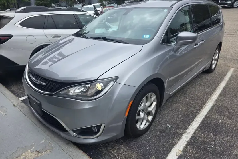 2020 Chrysler Pacifica Touring L photo 1