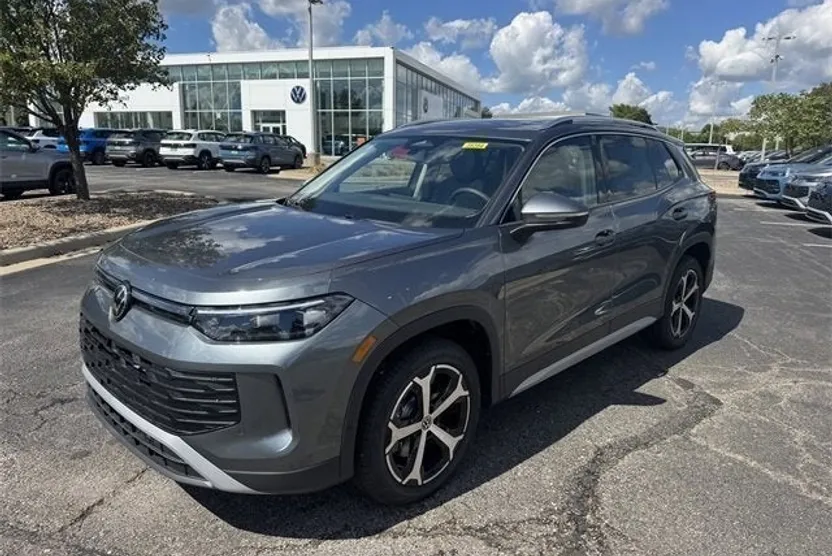 2025 Volkswagen Tiguan SE photo 1