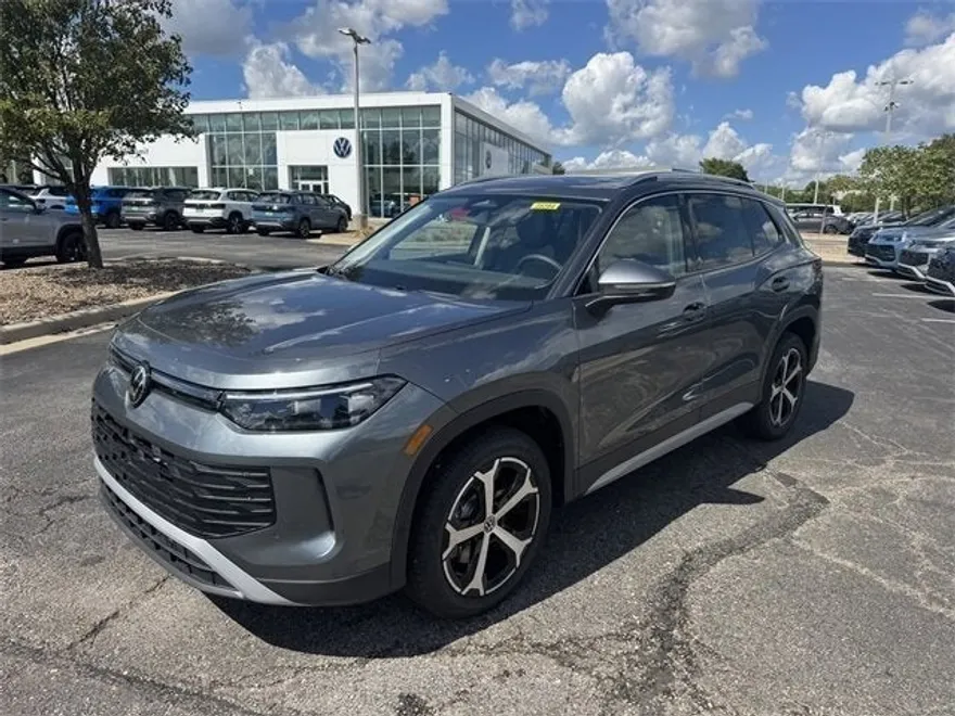 2025 Volkswagen Tiguan SE photo 1
