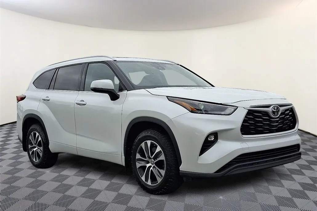 2022 Toyota Highlander XLE photo 1
