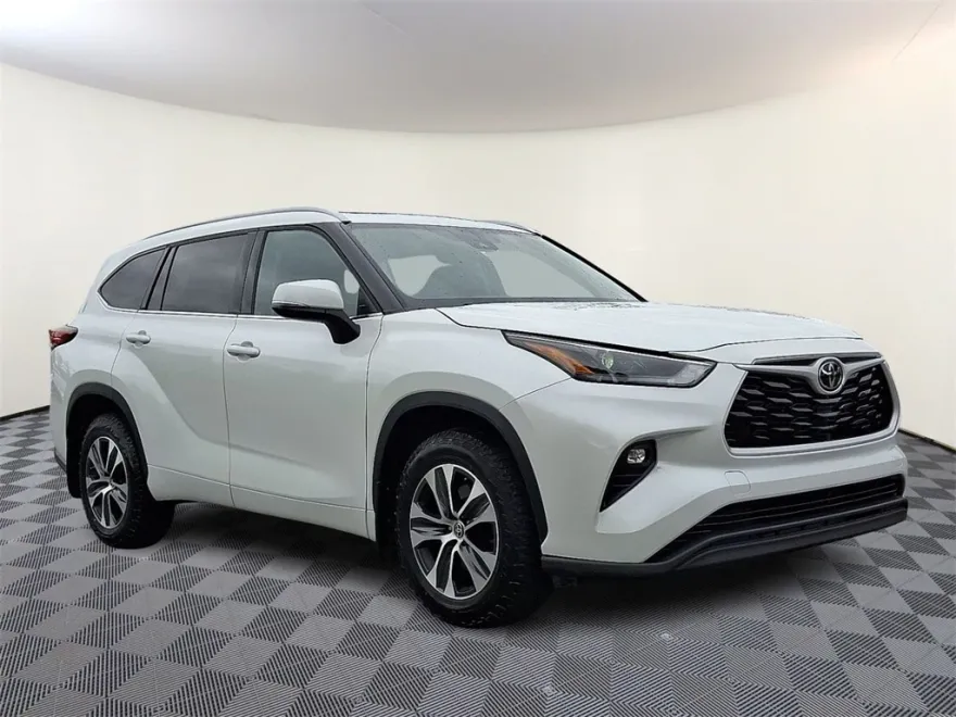 2022 Toyota Highlander XLE photo 1