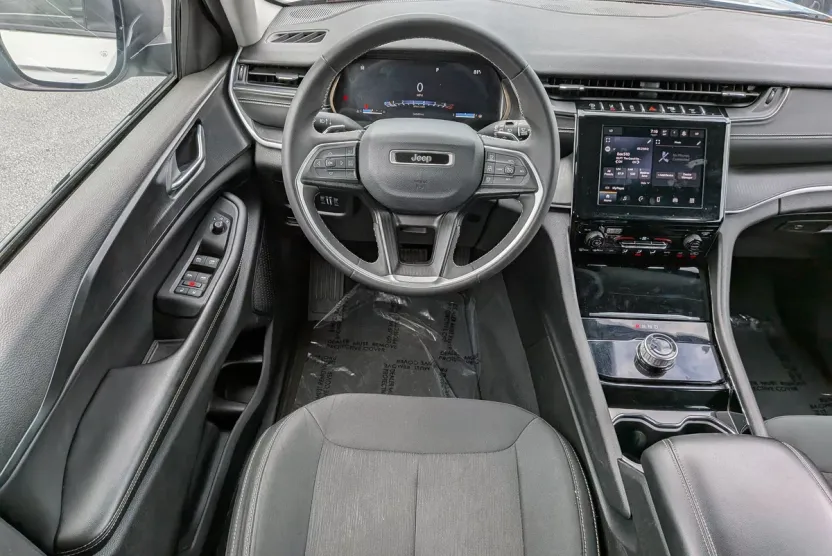 2023 Jeep Grand Cherokee Laredo photo 1