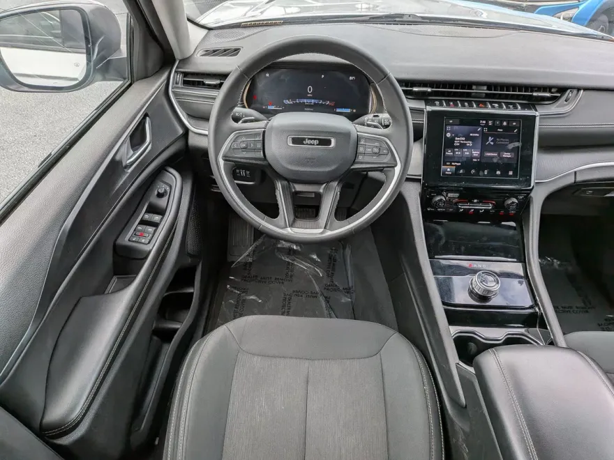 2023 Jeep Grand Cherokee Laredo photo 1