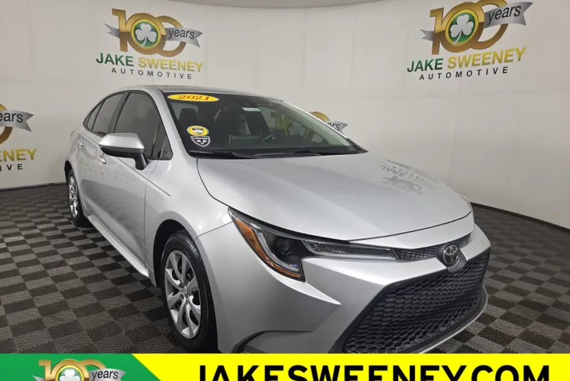 2021 Toyota Corolla LE photo 1