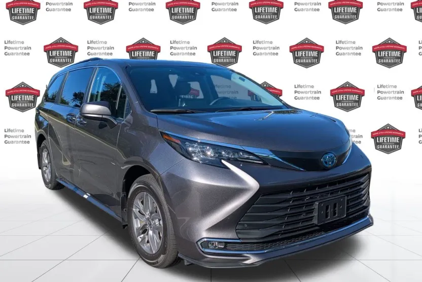 2024 Toyota Sienna XLE photo 1