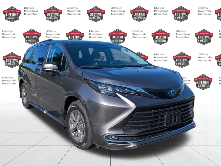 2024 Toyota Sienna XLE photo 1