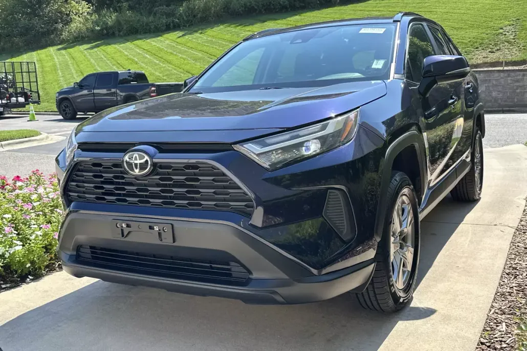 2023 Toyota RAV4 XLE photo 1