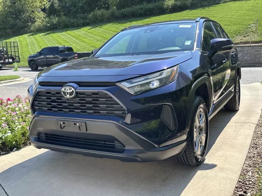 2023 Toyota RAV4 XLE photo 1