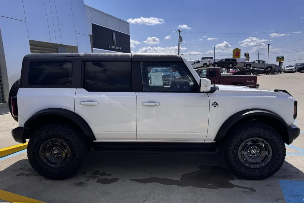 2025 Ford Bronco Outer Banks photo 1