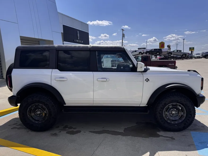 2025 Ford Bronco Outer Banks photo 1
