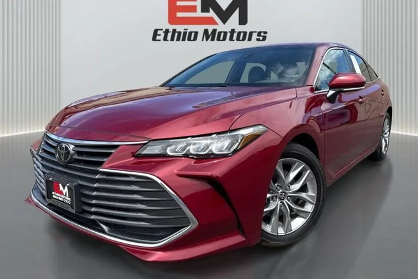 2021 Toyota C-HR XLE photo 1