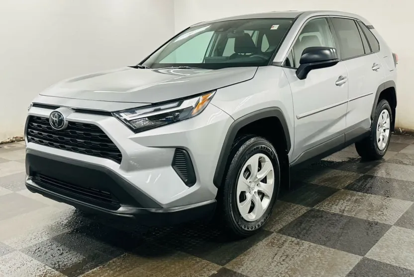 2023 Toyota RAV4 LE photo 1