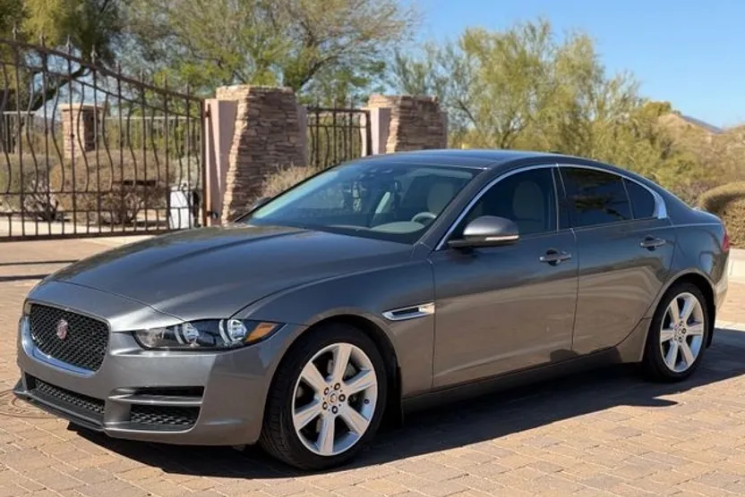 2018 Jaguar XE Premium photo 1