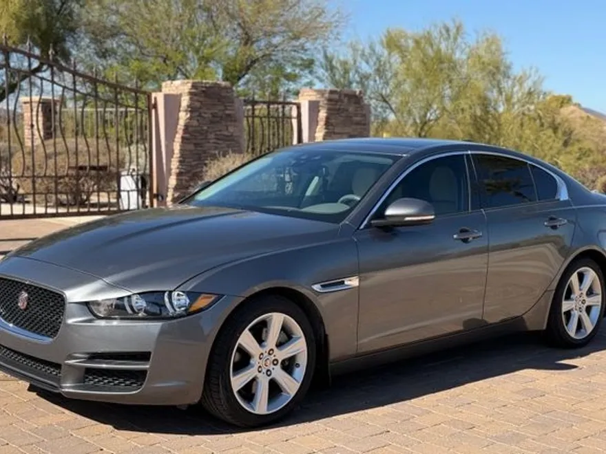 2018 Jaguar XE Premium photo 1