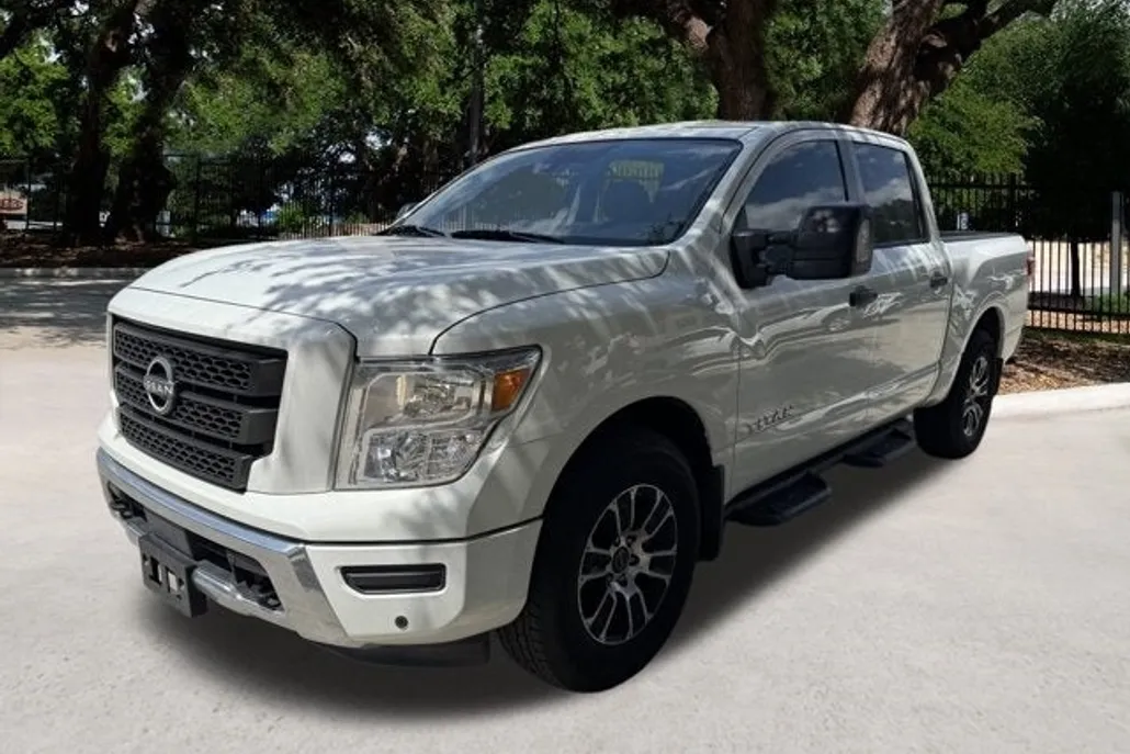 2024 Nissan Titan SV photo 1