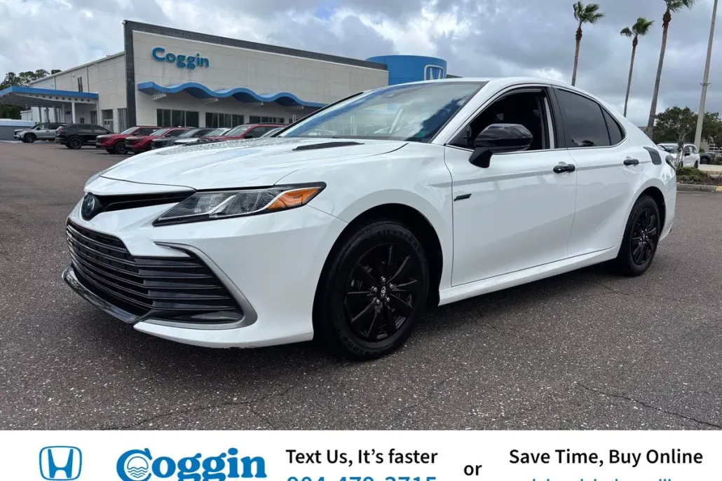 2024 Toyota Camry Hybrid LE photo 1
