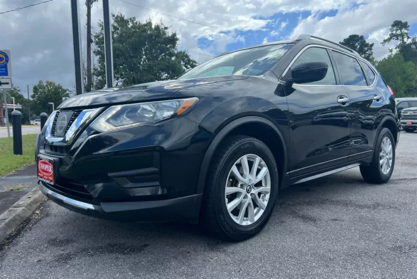 2017 Nissan Rogue SV photo 1