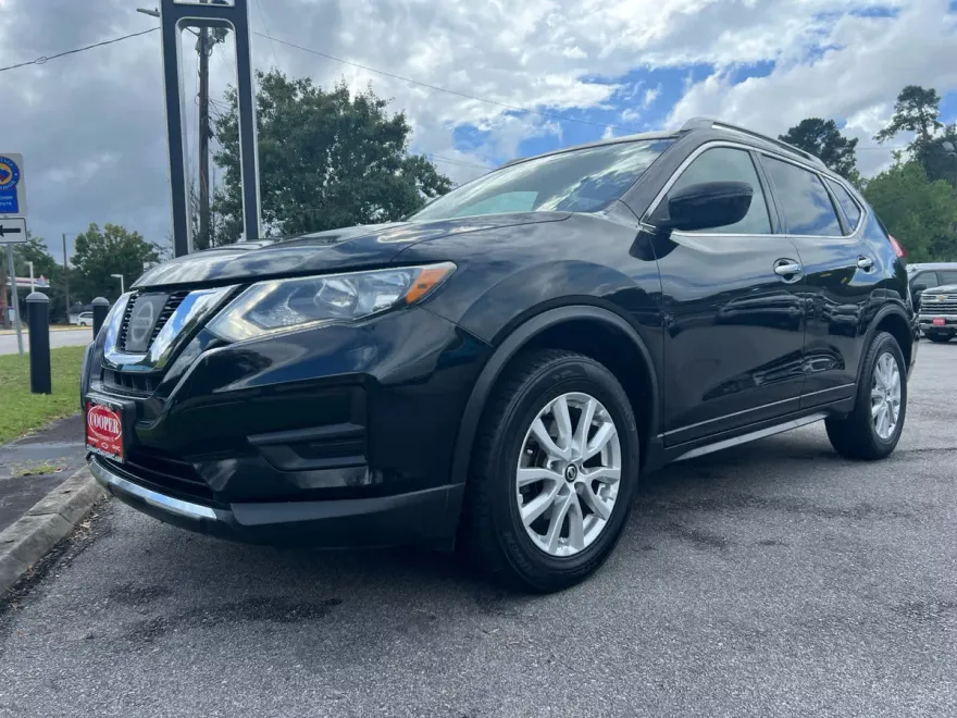 2017 Nissan Rogue SV photo 1