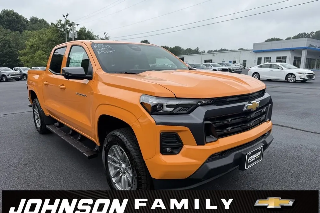 2025 Chevrolet Colorado Work Truck LT photo 1