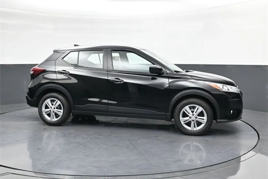 2025 Nissan Kicks Play S photo 1
