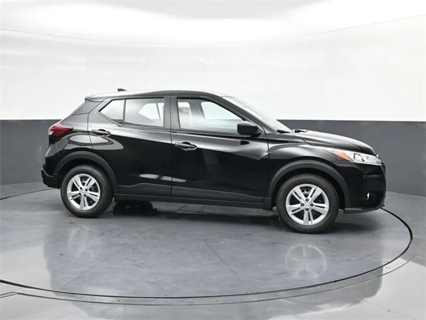 2025 Nissan Kicks Play S photo 1
