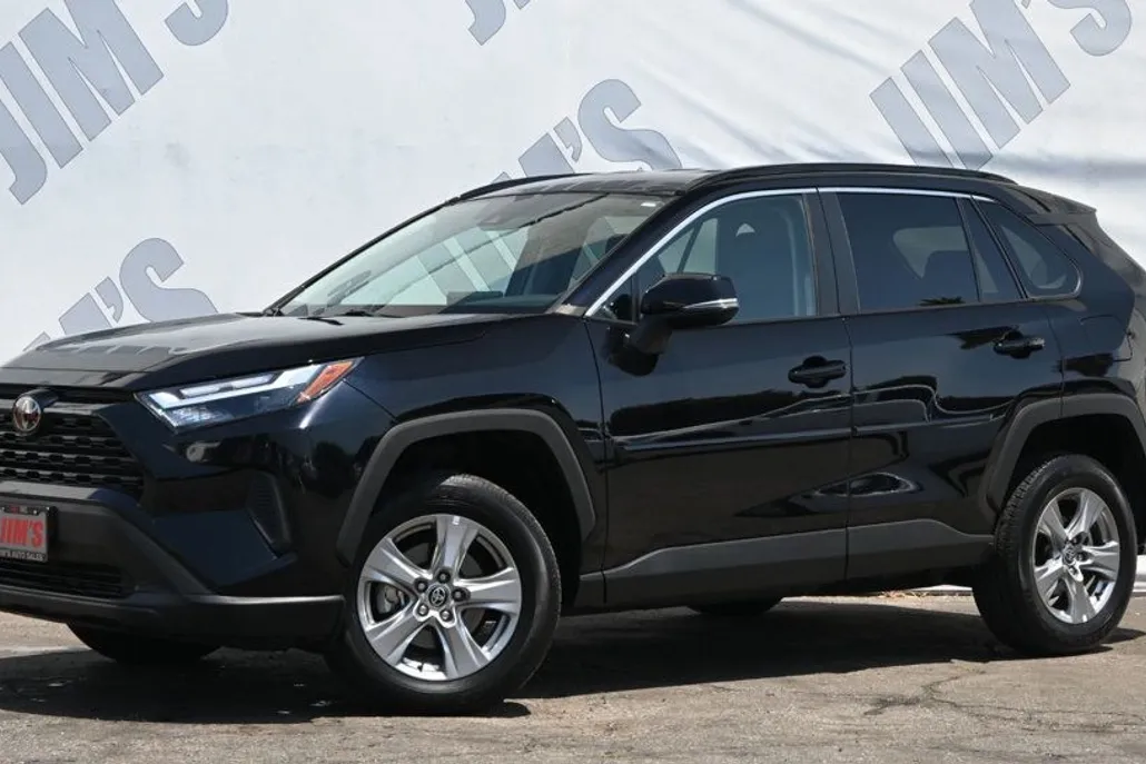 2024 Toyota RAV4 XLE photo 1