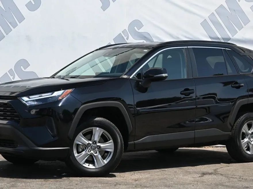 2024 Toyota RAV4 XLE photo 1