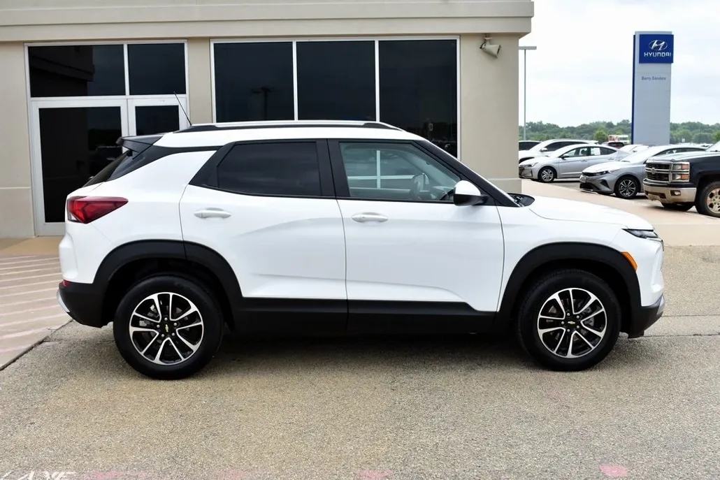 2025 Chevrolet Trailblazer LT photo 1