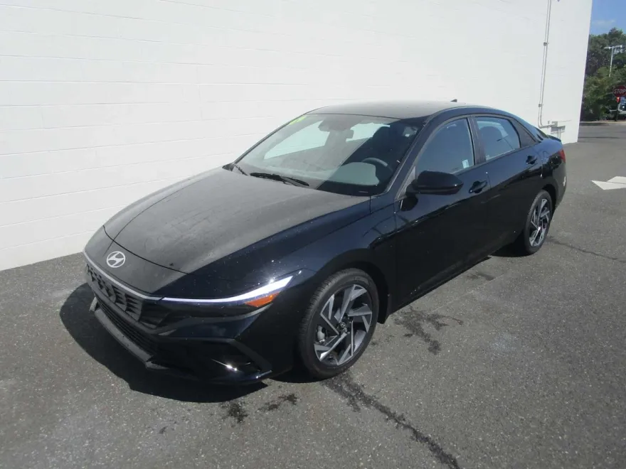 2025 Hyundai Elantra SEL Sport photo 1