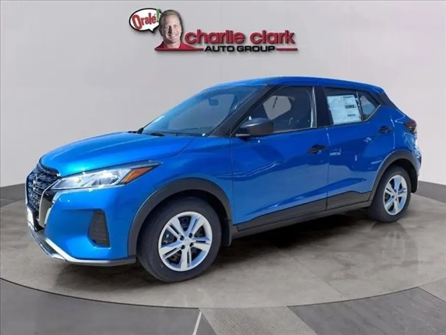 2025 Nissan Kicks Play S photo 1