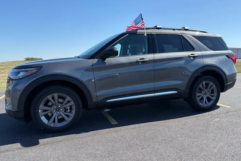 2025 Ford Explorer photo 1