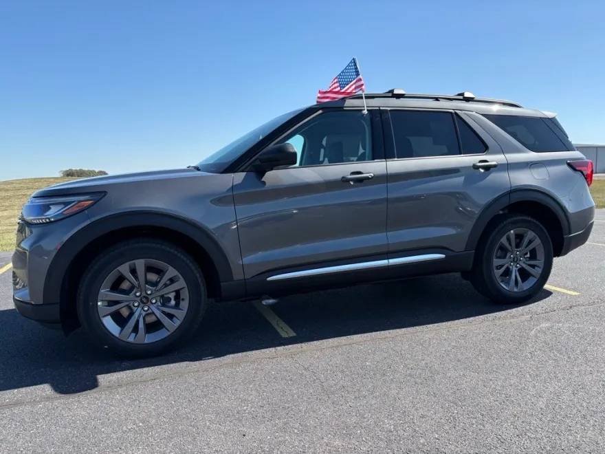 2025 Ford Explorer photo 1