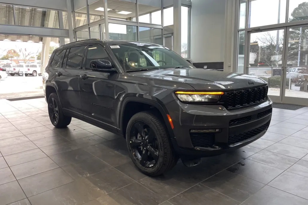 2025 Jeep Grand Cherokee Sport photo 1
