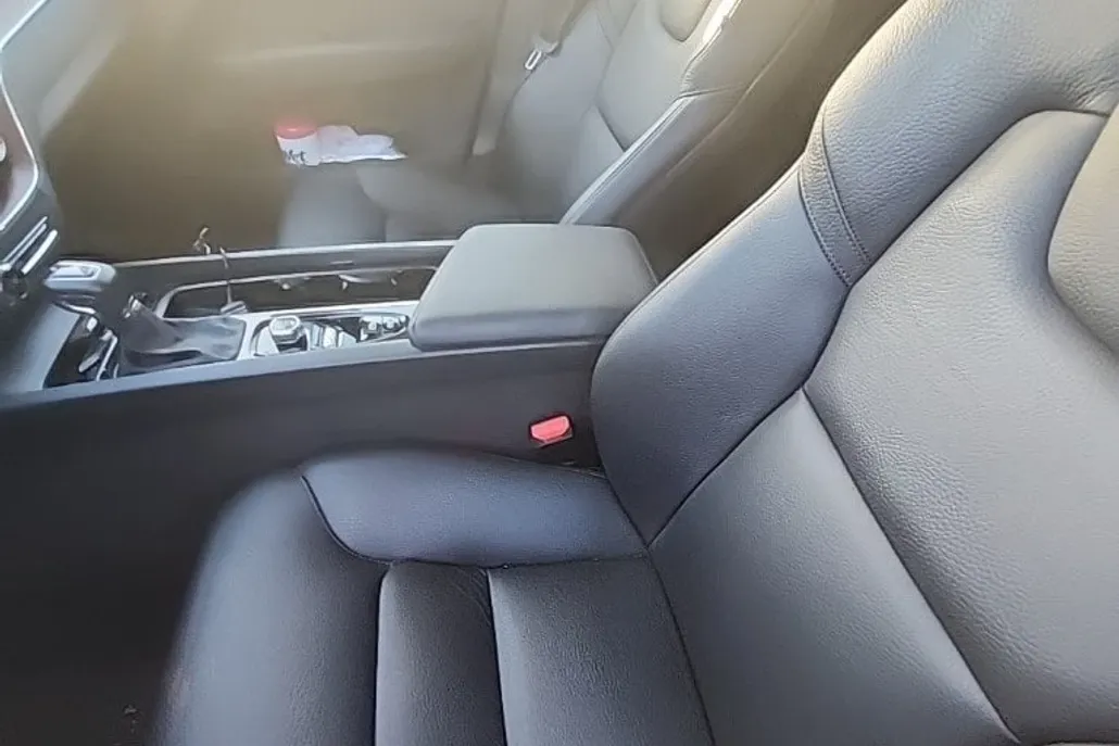 2021 Volvo XC60 T5 Momentum photo 1