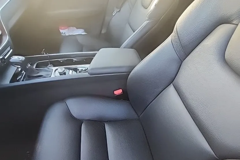 2021 Volvo XC60 T5 Momentum photo 1