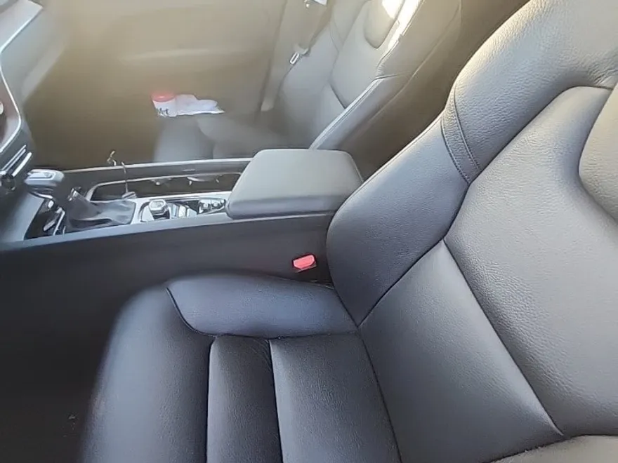 2021 Volvo XC60 T5 Momentum photo 1